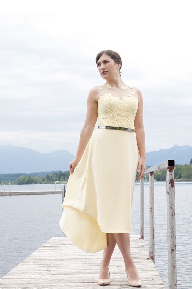 ein Haute Couture Hochzeitsgast-Kleid in strahlendem gelb